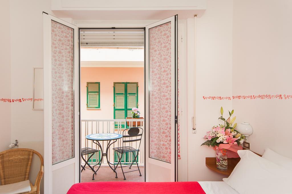 Hotel Giongo Spotorno Bagian luar foto