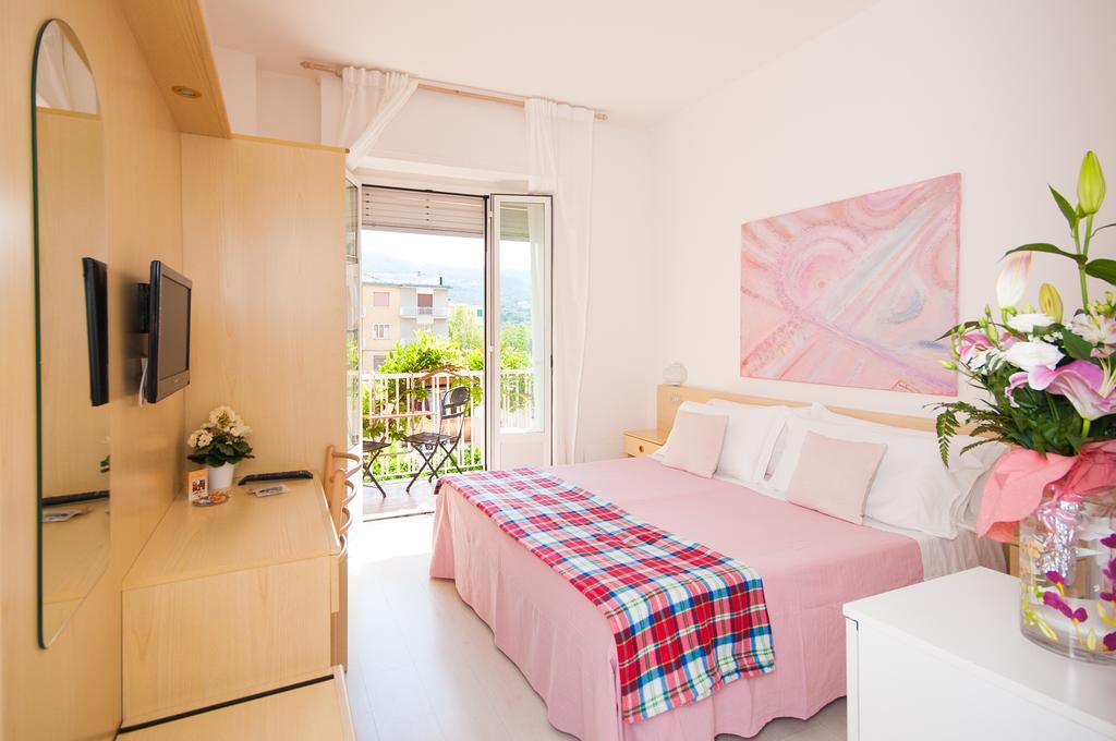 Hotel Giongo Spotorno Bagian luar foto