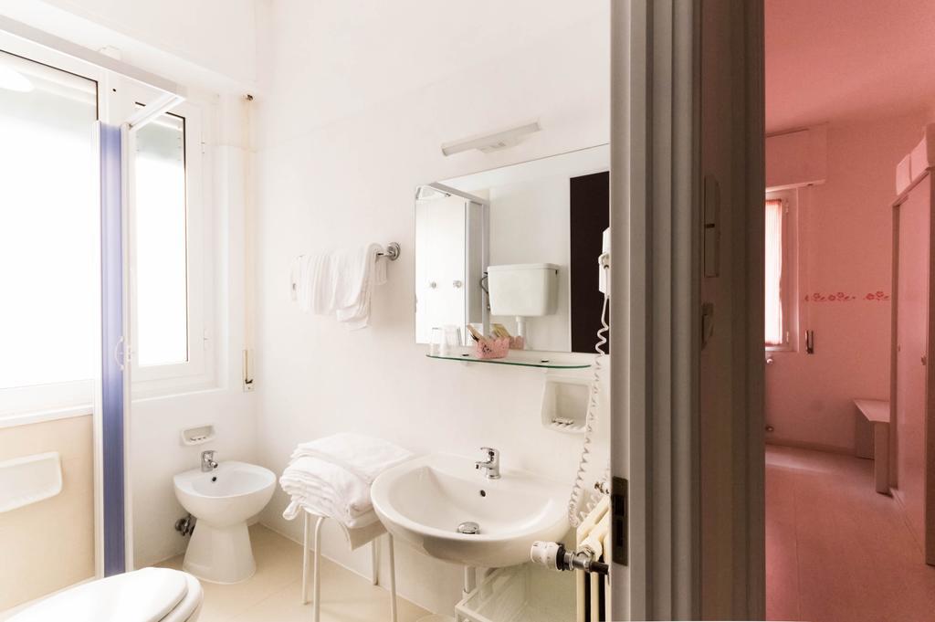 Hotel Giongo Spotorno Bagian luar foto