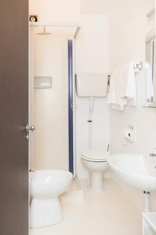 Hotel Giongo Spotorno Bagian luar foto